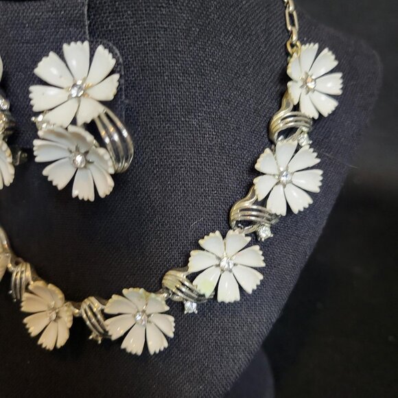 Vintage Signed Lisner AB Rhinestone Plastic Flowers Necklace & Clip Earrings Set - Picture 3 of 6